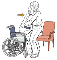 Proveedora de atención médica que utiliza el cinturón de marcha para ayudar a transferir la paciente de la silla de ruedas a una silla común.