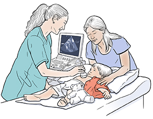 Niño acostado sobre una mesa de examinación. Un proveedor de atención médica sostiene una sonda de ecocardiograma sobre la piel del pecho del niño. Una mujer está de pie junto a la mesa.