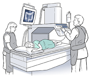 Niño acostado de lado debajo de un aparato de radiografía. El proveedor de atención médica está operando el aparato y observando el monitor.