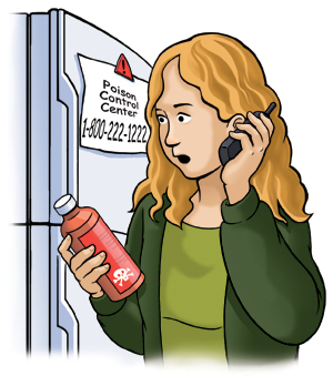 Mujer que habla por teléfono mientras sostiene una botella con una etiqueta de veneno. El número de teléfono de información toxicológica está en el refrigerador detrás de ella.